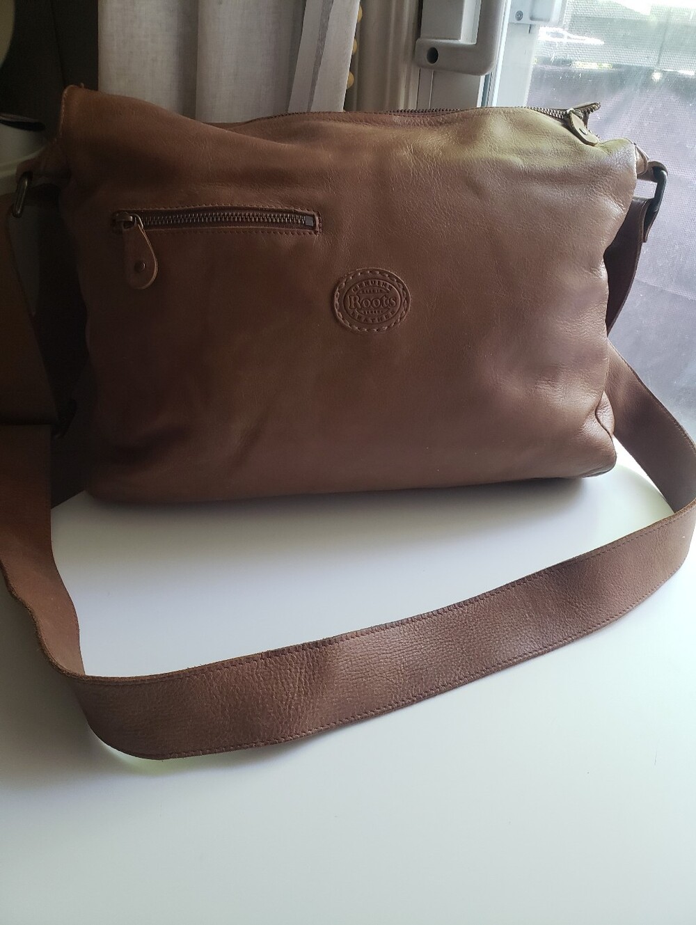 Roots Canada Tan Leather Crossbody Massenger Laptop Bag.